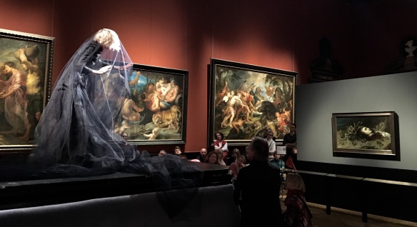 MIra Lu Kovacs vor Rubens' das Haupt der Medusa